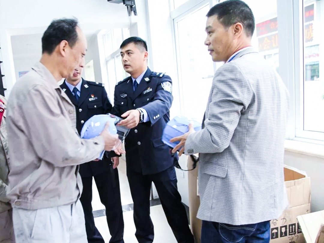 頭盔發(fā)放儀式